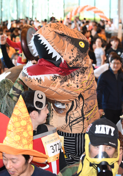 12일 오전 서울 여의도 63빌딩에서 열린 제15회 계단오르기 대회에서 이색복장을 한 참가자들이 출발에 앞서 화이팅을 외치고 있다. 2017.11.12 도준석 기자 pado@seoul.co.kr