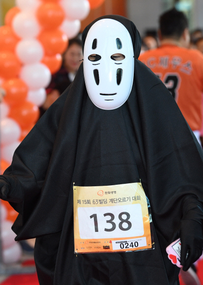 12일 오전 서울 여의도 63빌딩에서 열린 제15회 계단오르기 대회에서 이색복장을 한 참가자들이 출발하고 있다. 2017.11.12 도준석 기자 pado@seoul.co.kr