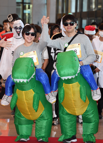 12일 오전 서울 여의도 63빌딩에서 열린 제15회 계단오르기 대회에서 이색복장을 한 참가자들이 출발하고 있다. 2017.11.12 도준석 기자 pado@seoul.co.kr