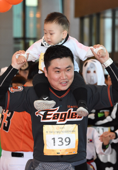 12일 오전 서울 여의도 63빌딩에서 열린 제15회 계단오르기 대회에서 이색복장을 한 참가자들이 출발하고 있다. 2017.11.12 도준석 기자 pado@seoul.co.kr