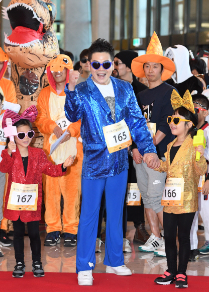 12일 오전 서울 여의도 63빌딩에서 열린 제15회 계단오르기 대회에서 이색복장을 한 참가자들이 출발하고 있다. 2017.11.12 도준석 기자 pado@seoul.co.kr