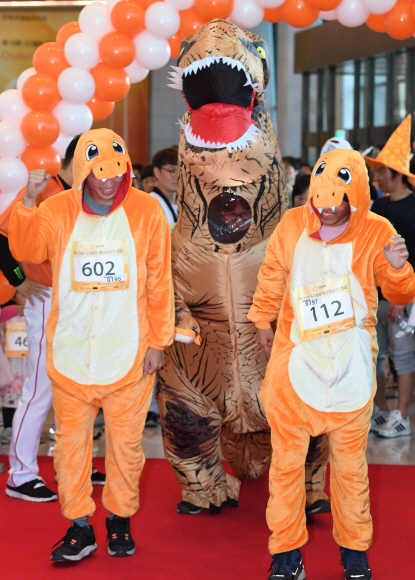 12일 오전 서울 여의도 63빌딩에서 열린 제15회 계단오르기 대회에서 이색복장을 한 참가자들이 출발하고 있다. 2017.11.12 도준석 기자 pado@seoul.co.kr
