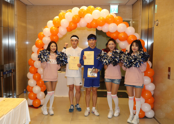 12일 오전 서울 여의도 63빌딩에서 열린 ’제15회 63빌딩 계단오르기 대회’에서 1위로 60층에 도착한 참가자들이 기념촬영을 하고 있다. 2017.11.12 도준석 기자 pado@seoul.co.kr