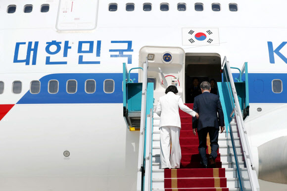 필리핀 향하며 전용기 오르는 문 대통령 내외