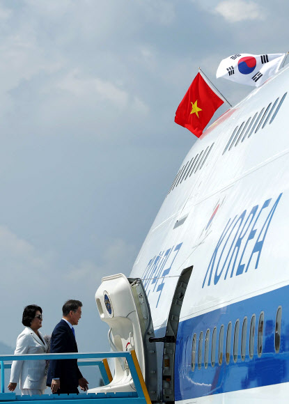 베트남 떠나 필리핀 향하는 문 대통령 내외