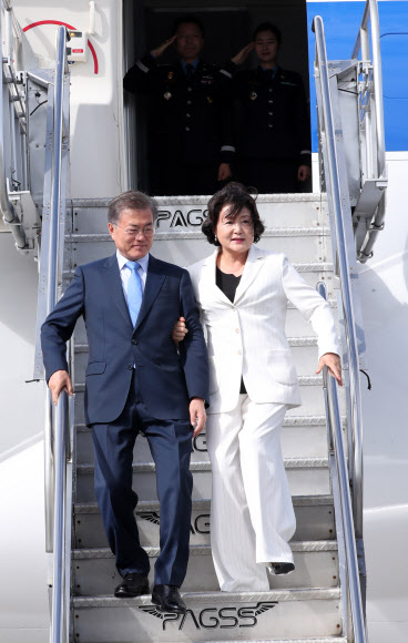 필리핀 도착, 전용기에서 내리는 문 대통령 내외