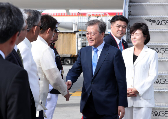 ASEAN+3 위해 필리핀 도착한 문 대통령
