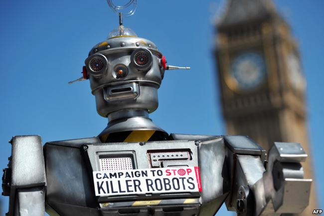 2013년 4월 영국서 열린 킬러로봇을 막을 캠페인에 등장한 로봇. VOA 캡처