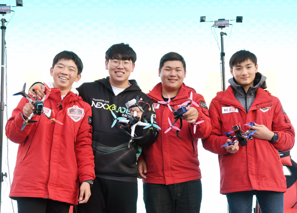 드론 레이싱 수상식에서 강창현(왼쪽부터·1위), 손영록(3위), 오카(4위), 김민찬(2위) 선수가 드론을 들고 웃으며 기념촬영을 하고 있다.
