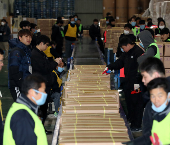 13일 오전 세종시 한 인쇄공장 관계자들이 2018학년도 대학수학능력시험용 문제지와 답안지를 전국 시험 지구별로 배부하고 있다.  연합뉴스