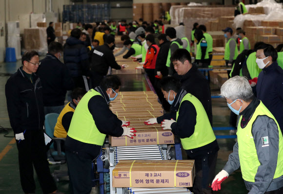 13일 오전 세종시 한 인쇄공장 관계자들이 2018학년도 대학수학능력시험용 문제지와 답안지를 전국 시험 지구별로 배부하고 있다.  연합뉴스