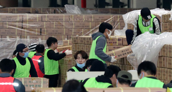 13일 오전 세종시 한 인쇄공장 관계자들이 2018학년도 대학수학능력시험용 문제지와 답안지를 전국 시험 지구별로 배부하고 있다.  연합뉴스
