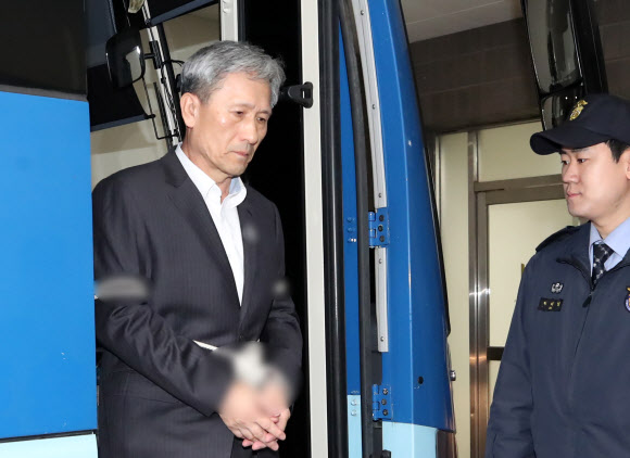 이명박 정부 시절 군 사이버사의 정치개입 온라인 여론조작 활동을 지시하고 이에 관여한 혐의(군형법상 정치관여 및 직권남용)로 구속된 김관진 전 국방부 장관이 구속 뒤 첫 조사를 받기 위해 13일 오전 서울 서초구 서울중앙지검에서 호송차에서 내려 조사실로 향하고 있다.  연합뉴스