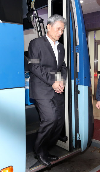 이명박 정부 시절 군 사이버사의 정치개입 온라인 여론조작 활동을 지시하고 이에 관여한 혐의(군형법상 정치관여 및 직권남용)로 구속된 김관진 전 국방부 장관이 구속 뒤 첫 조사를 받기 위해 13일 오전 서울 서초구 서울중앙지검에서 호송차에서 내려 조사실로 향하고 있다.  연합뉴스
