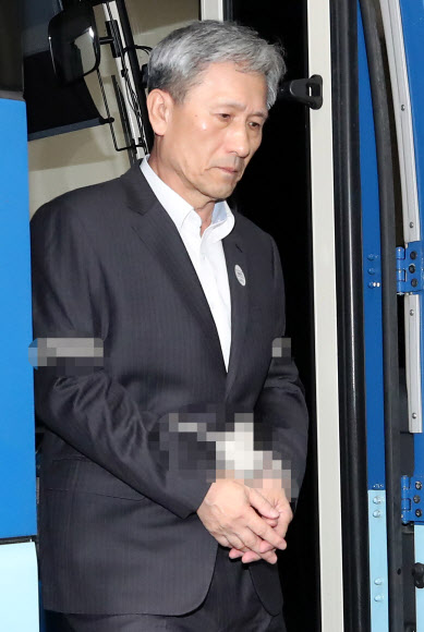 이명박 정부 시절 군 사이버사의 정치개입 온라인 여론조작 활동을 지시하고 이에 관여한 혐의(군형법상 정치관여 및 직권남용)로 구속된 김관진 전 국방부 장관이 구속 뒤 첫 조사를 받기 위해 13일 오전 서울 서초구 서울중앙지검에서 호송차에서 내려 조사실로 향하고 있다.  연합뉴스