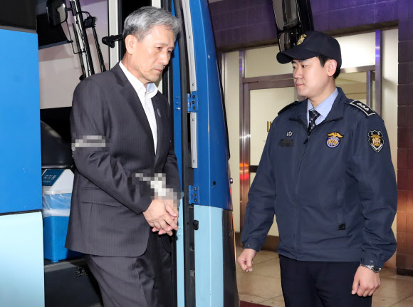 이명박 정부 시절 군 사이버사의 정치개입 온라인 여론조작 활동을 지시하고 이에 관여한 혐의(군형법상 정치관여 및 직권남용)로 구속된 김관진 전 국방부 장관이 구속 뒤 첫 조사를 받기 위해 13일 오전 서울 서초구 서울중앙지검에서 호송차에서 내려 조사실로 향하고 있다.  연합뉴스