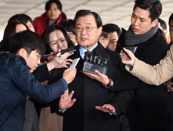 이병기 전 국정원장이 박근혜 전 대통령에게 특수활동비를 상납했다는 의혹과 관련해 피의자 신분 조사를 받기 위해 13일 오전 서울 서초동 서울중앙지검 조사실로 향하고 있다. 2017.11.13  정연호 기자 tpgod@seoul.co.kr