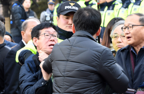 13일 서울 마포구 박정희대통령기념관에서 열리는 박 대통령 동상 기증식에 항의하는 진보단체 회원과 보수단체 회원이 몸싸움을 하고 있다. 2017.11.13  도준석 기자 pado@seoul.co.kr