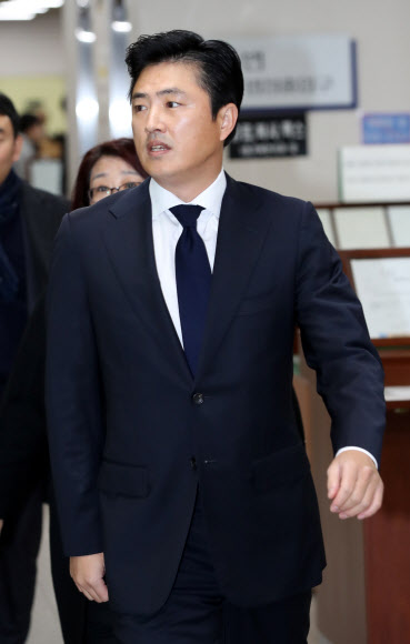 인천본부세관장 인사에 개입해 뒷돈을 받았다는 이른바 ’매관매직’ 혐의로 기소된 고영태 씨가 13일 오후 서울 서초구 서울중앙지법에서 열린 속행공판에 출석하며 법정으로 향하고 있다. 이날 재판에는 박근혜 정부 ’비선 실세’ 최순실 씨가 증인으로 출석한다. 고 씨는 지난달 27일 보석 청구가 받아들여져 자유인 신분으로 풀려났다.  연합뉴스