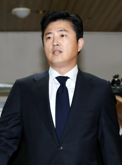 인천본부세관장 인사에 개입해 뒷돈을 받았다는 이른바 ’매관매직’ 혐의로 기소된 고영태 씨가 13일 오후 서울 서초구 서울중앙지법에서 열린 속행공판에 출석하며 법정으로 향하고 있다. 이날 재판에는 박근혜 정부 ’비선 실세’ 최순실 씨가 증인으로 출석한다. 고 씨는 지난달 27일 보석 청구가 받아들여져 자유인 신분으로 풀려났다.  연합뉴스