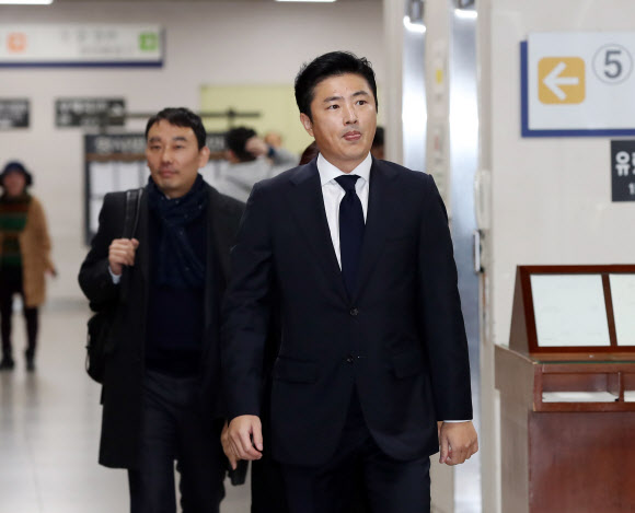 인천본부세관장 인사에 개입해 뒷돈을 받았다는 이른바 ’매관매직’ 혐의로 기소된 고영태 씨가 13일 오후 서울 서초구 서울중앙지법에서 열린 속행공판에 출석하며 법정으로 향하고 있다. 이날 재판에는 박근혜 정부 ’비선 실세’ 최순실 씨가 증인으로 출석한다. 고씨는 지난달 27일 보석 청구가 받아들여져 자유인 신분으로 풀려났다.  연합뉴스