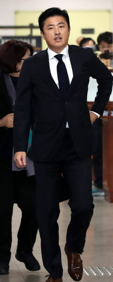 인천본부세관장 인사에 개입해 뒷돈을 받았다는 이른바 ’매관매직’ 혐의로 기소된 고영태 씨가 13일 오후 서울 서초구 서울중앙지법에서 열린 속행공판에 출석하며 법정으로 향하고 있다. 이날 재판에는 박근혜 정부 ’비선 실세’ 최순실 씨가 증인으로 출석한다. 고씨는 지난달 27일 보석 청구가 받아들여져 자유인 신분으로 풀려났다. 연합뉴스