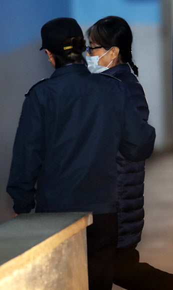 최순실 씨가 13일 오후 서초구 서울중앙지방법원에서 ’매관매직’ 혐의로 기소된 고영태 씨의 재판에 증인으로 출석하기 위해 호송차에서 내려 법정으로 향하고 있다.  연합뉴스