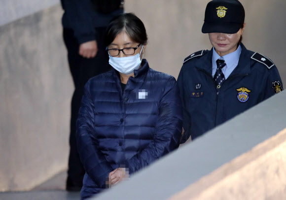 최순실 씨가 13일 오후 서초구 서울중앙지방법원에서 ’매관매직’ 혐의로 기소된 고영태 씨의 재판에 증인으로 출석하기 위해 호송차에서 내려 법정으로 향하고 있다.  연합뉴스