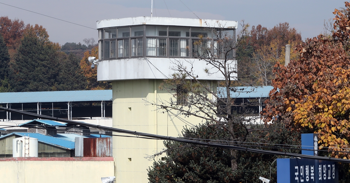 광주 북구 문흥동 옛 광주교도소 제1감시탑 지하공간에 5·18 민주화운동 민간인 희생자 시신을 유기하고 콘크리트로 현장을 밀폐했다는 교도관 증언이 13일 제기됐다. 사진은 옛 광주교도소 제1감시탑의 모습. 2017.11.13  연합뉴스