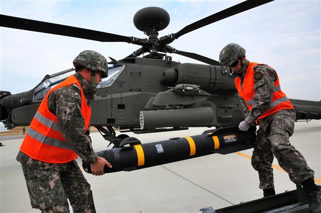육군 항공작전사령부 장병들이 13일 군산 앞바다에서 대형공격헬기 아파치 가디언(AH-64E)의 헬파이어 미사일 첫 사격을 앞두고 장전하고 있다.  뉴스1