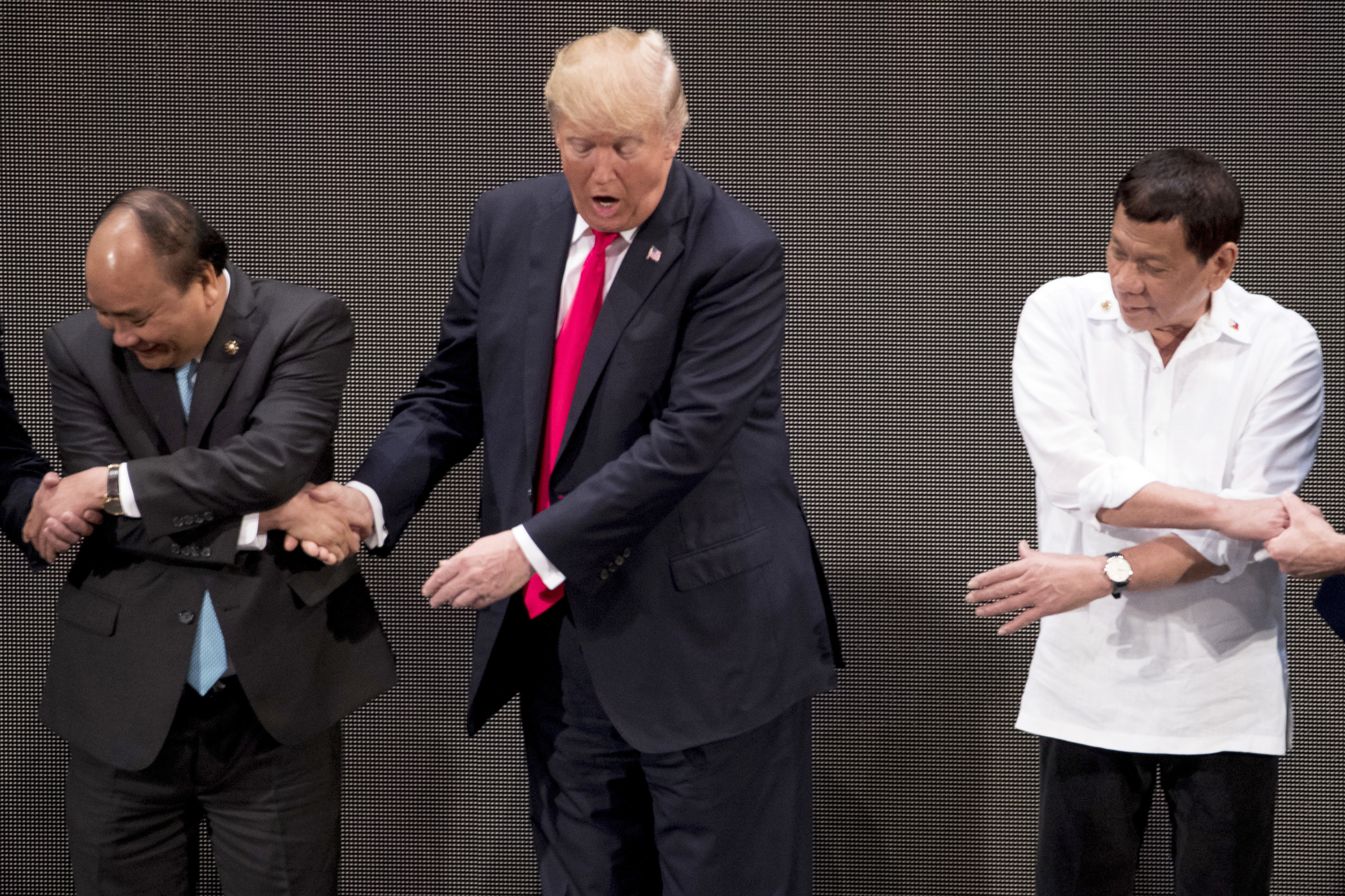 도널드 트럼프(가운데) 미국 대통령이 자신의 실수를 알고 놀란 표정을 짓고 있다. AP 연합뉴스