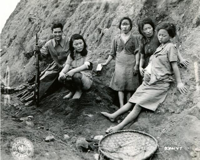 1944년 중국 윈난성 쑹산(松山) 산악지대에서 촬영된 한국인 위안부 포로들. 연합뉴스