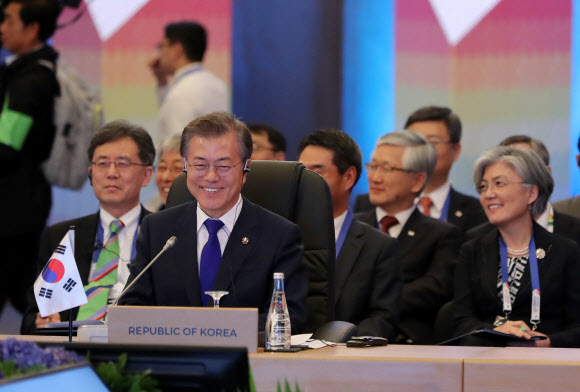 아세안(ASEAN) 정상회담, 미소 보이는 문 대통령