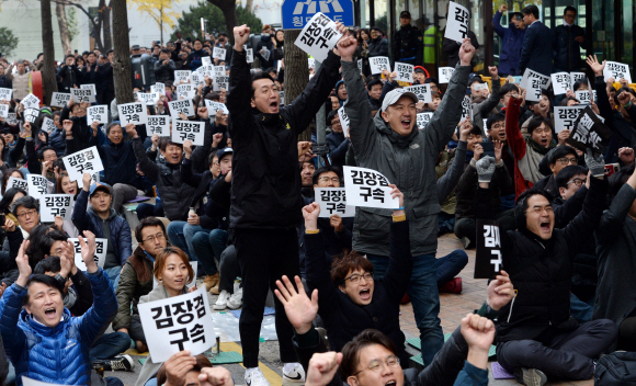 방송문화진흥회가 김장겸 MBC 사장의 해임을 결정한 13일 서울 영등포구 방송문화진흥회 앞에서 기다리고 있던 MBC 노조원들이 환호하고 있다. 박지환 기자 popocar@seoul.co.kr