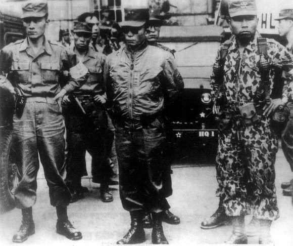 14일은 박정희 전 대통령 탄생 100주년이다.       박정희 전 대통령이 1960년 5월 18일 육사생도의 5.16지지 시위를 지켜보고 있다. 왼쪽부터 박종규 소령, 박정희 소장, 차지철 대위  2017.11.13 [연합뉴스자료사진]