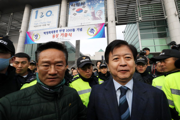 경찰 보호받는 노웅래 의원