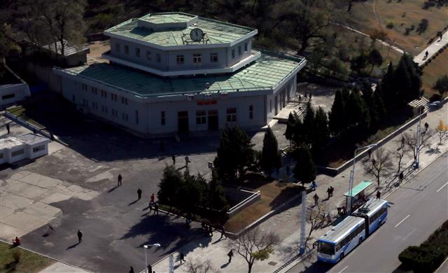 [평양은 지금] 평양 개선역과 무궤도전차 정류장