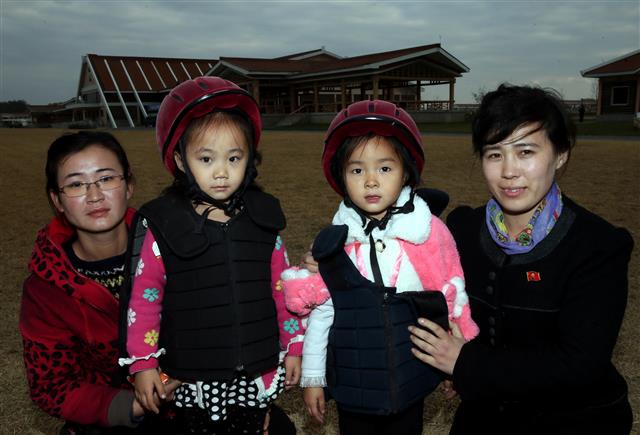 [평양은 지금] 소녀 승마 손님