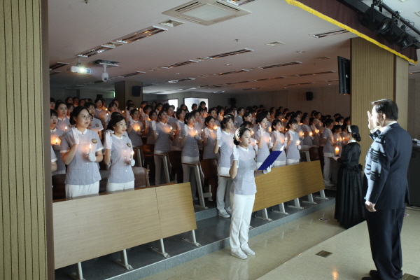 서울여자간호대학교가 제63회 나이팅게일 선서식을 개최했다. 지난 11월 8일 오후 서울여자간호대학교 나이팅게일홀에서 열린 이번 나이팅게일 선서식에는 간호학과 재학생 228명과 김종수 총장, 간호대학 교수, 산업체 관계자, 학부모 등이 참석했다.