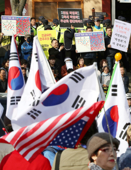 박정희 생가 앞에서 대치