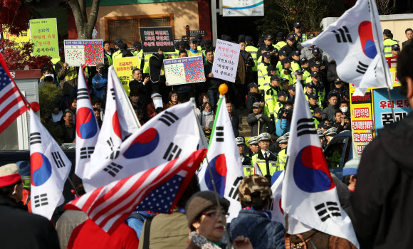 박정희 생가 앞에서 대치