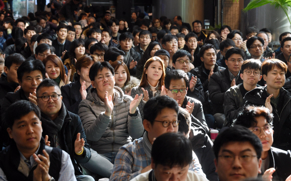 전국언론노동조합 MBC본부 조합원들이 14일  서울 마포구 상암동 사옥에서 파업 72일 만에 마지막 ’총파업 정리집회’를 갖고 있다. MBC 노동조합은 오는 15일부터 업무에 복귀할 예정이다.  정연호 기자 tpgod@seoul.co.kr