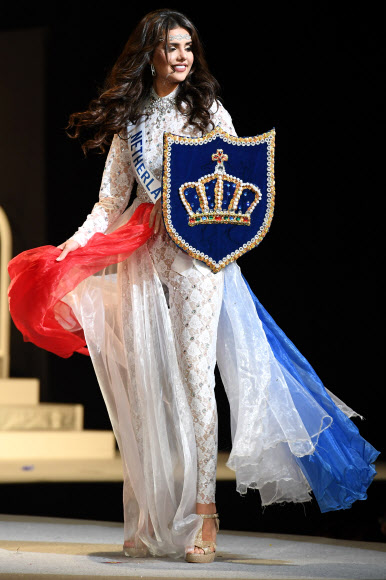 14일 일본 도쿄에서 열린 ‘미스 인터내셔널’ 미인대회에 참가한 미스 네덜란드 나탈리 모그벨자다(Nathalie Mogbelzada)가 전통의상을 입고 무대에 올랐다. AFP 연합뉴스