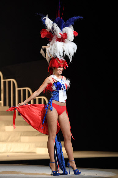 14일 일본 도쿄에서 열린 ‘미스 인터내셔널’ 미인대회에 참가한 미스 프랑스 마에바 발랑-메르세롱(Maeva Balan-Merceron)이 미국 국기가 그려진 옷을 입고 무대에 올랐다. AFP 연합뉴스