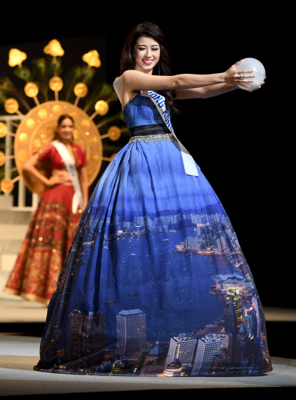 14일 일본 도쿄에서 열린 ‘미스 인터내셔널’ 미인대회에 참가한 미스 홍콩 윙웡(Wing Wong)이 홍콩 야경이 그려진 옷을 입고 무대에 올랐다. AFP 연합뉴스