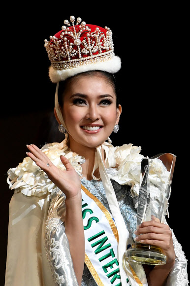 14일 일본 도쿄에서 열린 ‘2017 미스 인터내셔널 미인대회(Miss International Beauty Pageant)’에서 우승을 차지한 인도네시아의 케빈 릴리아나가 손을 흔들며 인사하고 있다. AFP 연합뉴스