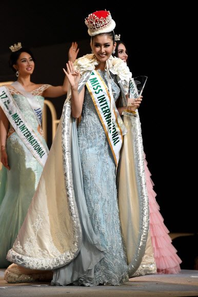 14일 일본 도쿄에서 열린 ‘2017 미스 인터내셔널 미인대회(Miss International Beauty Pageant)’에서 우승을 차지한 인도네시아의 케빈 릴리아나가 손을 흔들며 인사하고 있다. AFP 연합뉴스