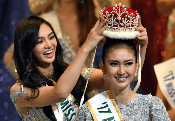 14일 일본 도쿄에서 열린 ‘2017 미스 인터내셔널 미인대회(Miss International Beauty Pageant)’에서 우승을 차지한 인도네시아의 케빈 릴리아나에게 전년도 우승자가 왕관을 씌워주고 있다. EPA 연합뉴스