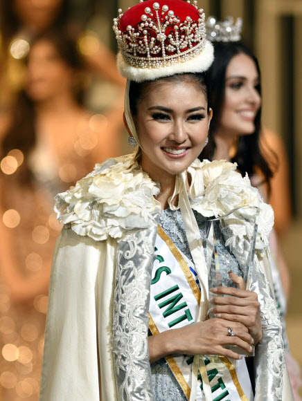 14일 일본 도쿄에서 열린 ‘2017 미스 인터내셔널 미인대회(Miss International Beauty Pageant)’에서 우승을 차지한 인도네시아의 케빈 릴리아나가 왕관을 쓰고 미소짓고 있다. EPA 연합뉴스
