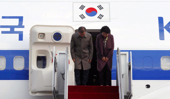 동아시아 3개국 순방을 마치고 15일 서울공항에 도착한 문재인대통령과 부인 김정숙여사가   인사하고 있다. 2017. 11. 15 안주영 기자 jya@seoul.co.kr